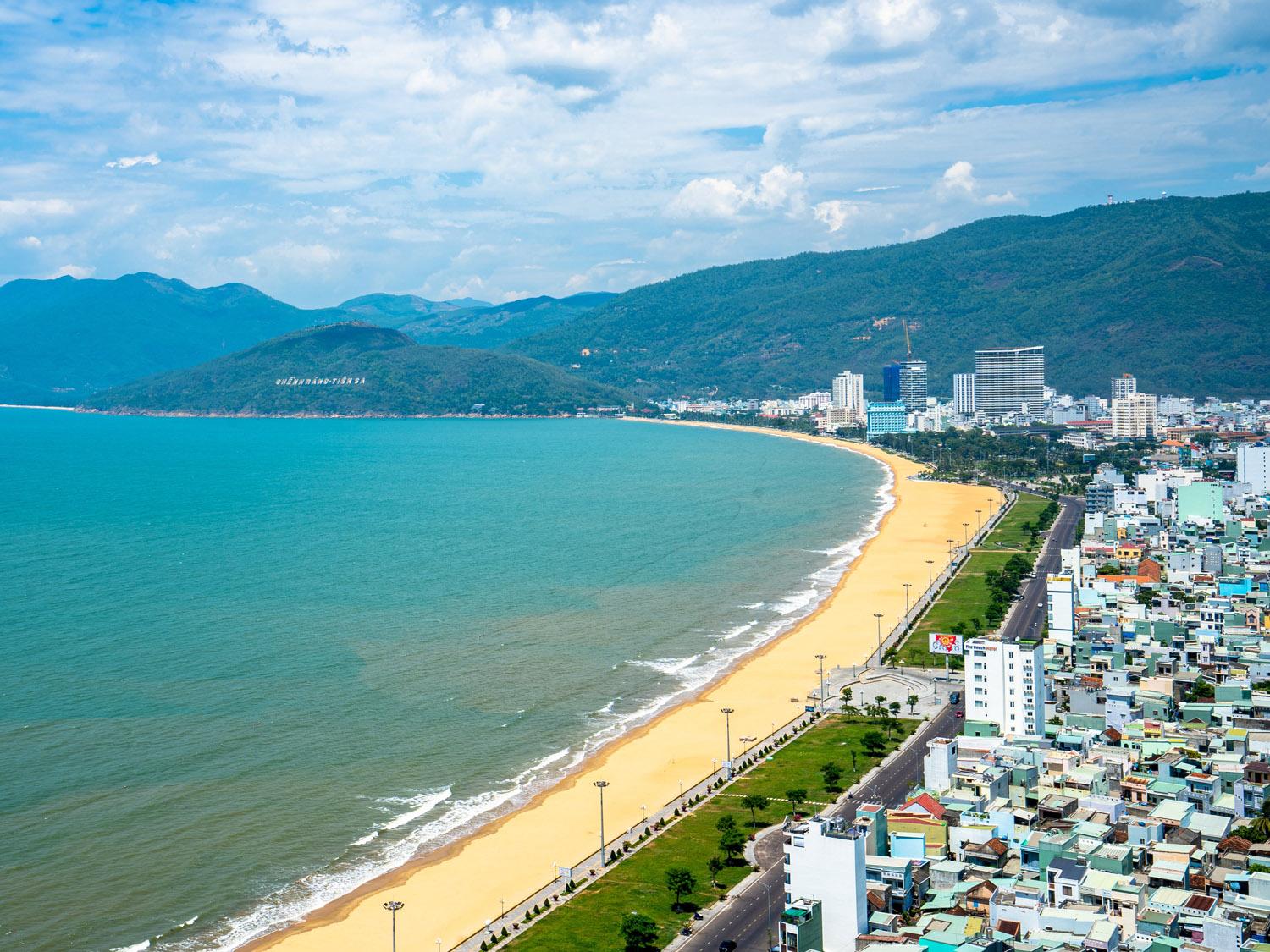 Bãi biển Quy Nhơn nhìn từ trên cao với làn nước xanh trong và bờ cát trắng mịn
