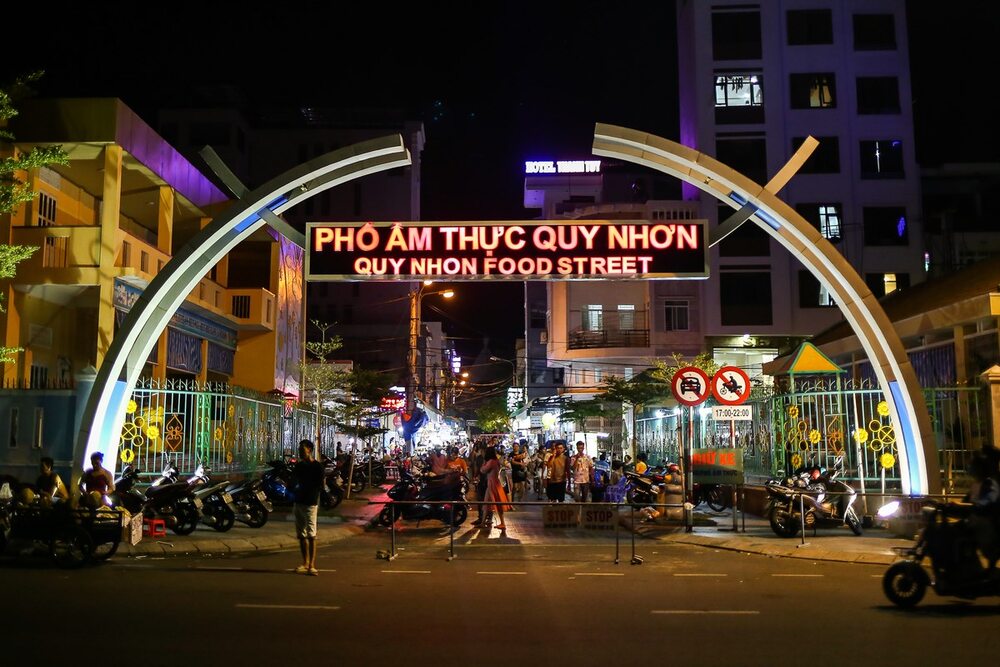 Chợ đêm Quy Nhơn nhộn nhịp về đêm với các gian hàng hải sản tươi sống và đặc sản địa phương